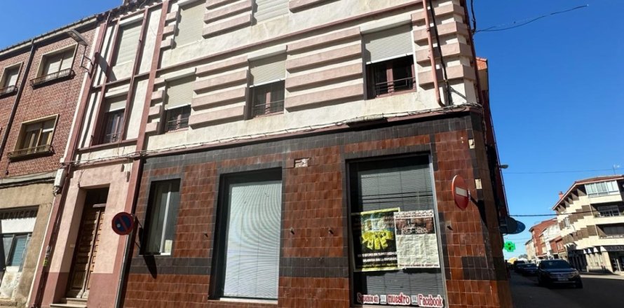 Коммерческая недвижимость в Вильярехо-де-Орбиго, Леон, Испания 582м2 №184920