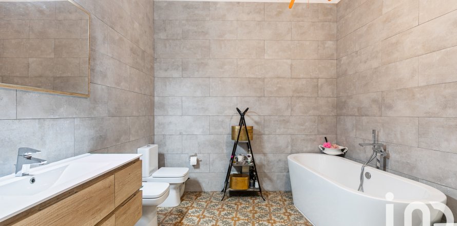 Apartment in Barcelona, Spain 2 bedrooms, 111 sq.m. No. 152923