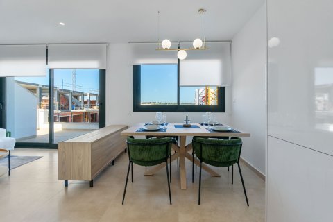 Bungalow w Torrevieja, Alicante, Hiszpania 2 sypialnie, 146 mkw. nr 163542 – zdjęcie 21