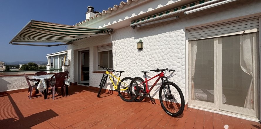 Penthouse in Empuriabrava, Girona, Spain 2 bedrooms, 54 sq.m. No. 186128