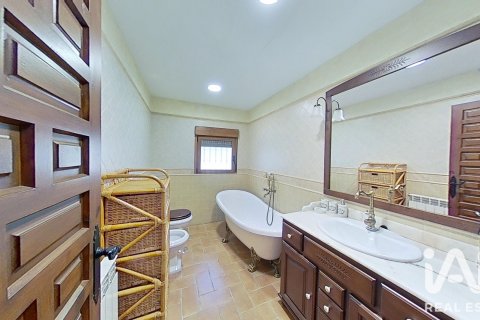 Продажа дома в Альбасете, Испания 4 спальни, 600м2 №187728 - фото 17