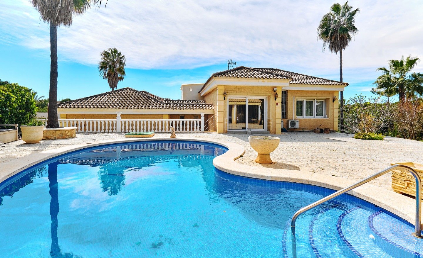 Villa a Dehesa De Campoamor, Alicante, Spagna 4 camere da letto, 350 mq. N° 80936