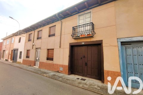 Villa for sale in Villarejo de Orbigo, Leon, Spain 4 bedrooms, 569 sq.m. No. 185219 - photo 2