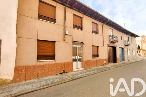 Villa for sale in Villarejo de Orbigo, Leon, Spain 4 bedrooms, 569 sq.m. No. 185219 - photo 3
