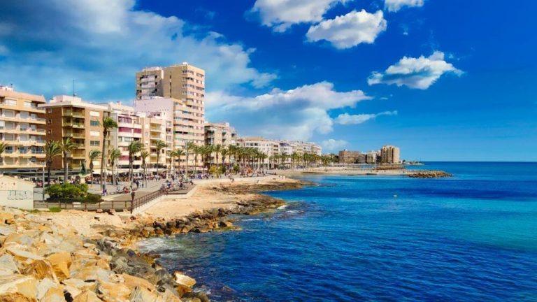 Apartment in Torrevieja, Alicante, Spain 2 bedrooms, 87 sq.m. No. 111214