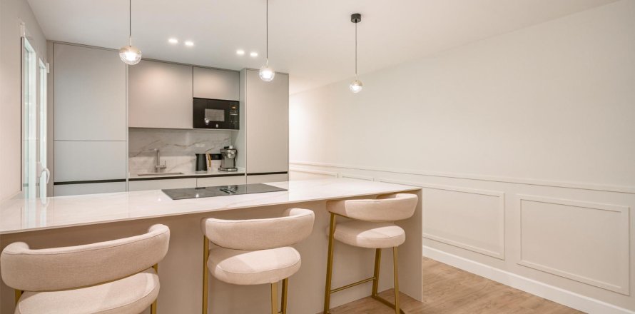 Apartment à Madrid, Espagne 2 chambres, 120 m2 No. 165458