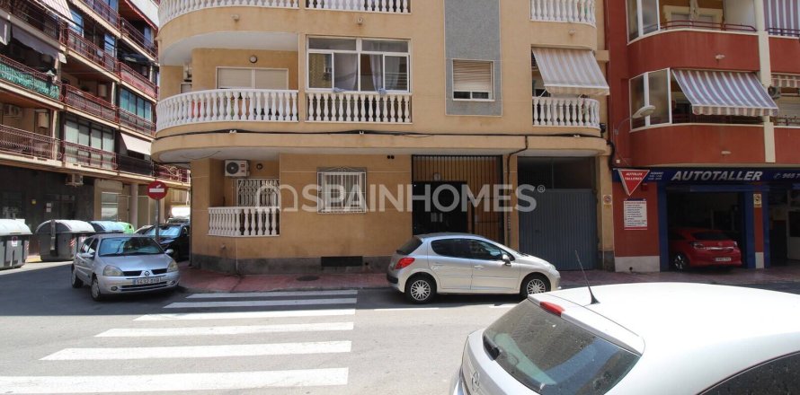 Apartment in Torrevieja, Alicante, Spain 3 bedrooms, 86 sq.m. No. 181923