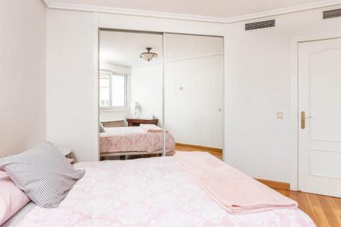 Apartment for rent Madrid, Spain 3 bedrooms, 150 sq.m. No. 117644 - photo 12