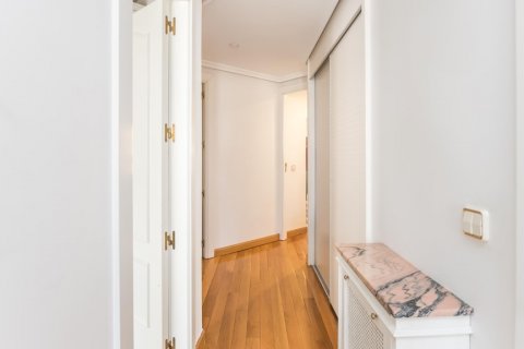 Apartment for rent Madrid, Spain 3 bedrooms, 150 sq.m. No. 117644 - photo 22