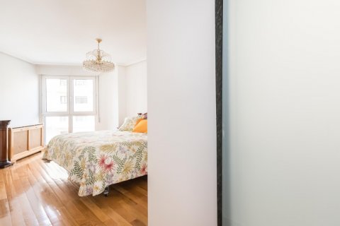 Apartment for rent Madrid, Spain 3 bedrooms, 150 sq.m. No. 117644 - photo 18