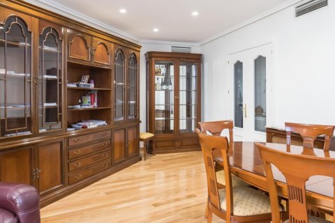 Apartment for rent Madrid, Spain 3 bedrooms, 150 sq.m. No. 117644 - photo 4