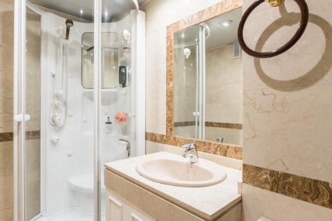 Apartment for rent Madrid, Spain 3 bedrooms, 150 sq.m. No. 117644 - photo 13
