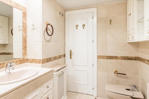 Apartment for rent Madrid, Spain 3 bedrooms, 150 sq.m. No. 117644 - photo 14