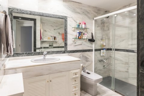Apartment for rent Madrid, Spain 3 bedrooms, 150 sq.m. No. 117644 - photo 16