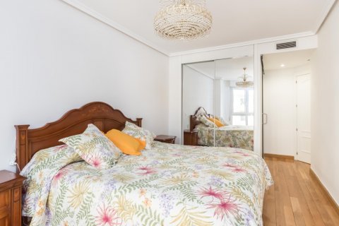 Apartment for rent Madrid, Spain 3 bedrooms, 150 sq.m. No. 117644 - photo 20