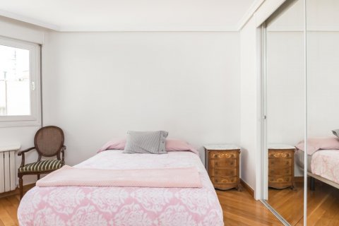Apartment for rent Madrid, Spain 3 bedrooms, 150 sq.m. No. 117644 - photo 11