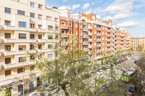 Apartment for rent Madrid, Spain 3 bedrooms, 150 sq.m. No. 117644 - photo 23