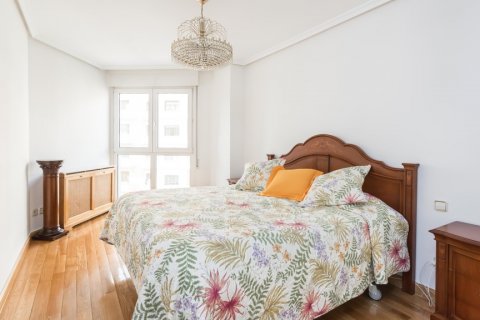 Apartment for rent Madrid, Spain 3 bedrooms, 150 sq.m. No. 117644 - photo 19