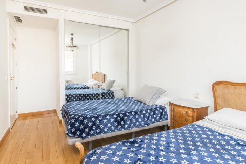 Apartment for rent Madrid, Spain 3 bedrooms, 150 sq.m. No. 117644 - photo 9