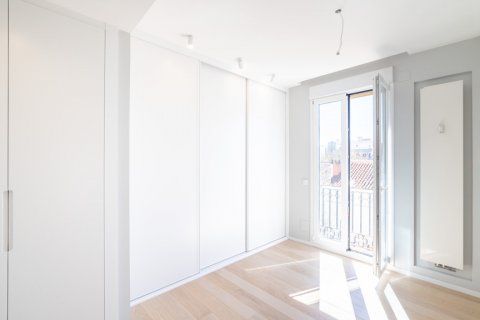 Apartment for rent Madrid, Spain 2 bedrooms, 110 sq.m. No. 117645 - photo 2