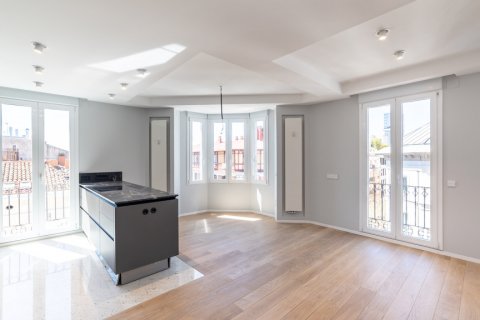 Apartment for rent Madrid, Spain 2 bedrooms, 110 sq.m. No. 117645 - photo 28
