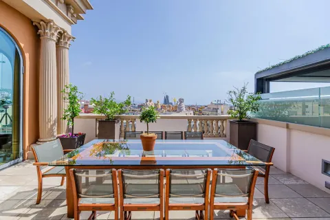 Apartamento en venta en Barcelona, España 4 dormitorios, No. 141298 - foto 1