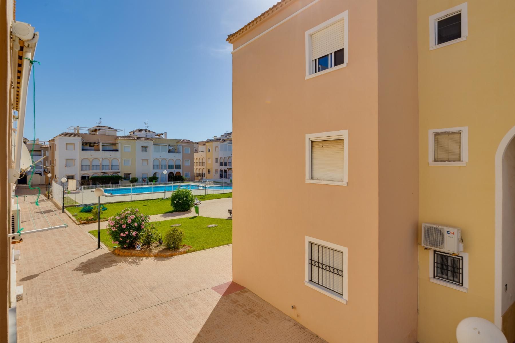 Bungalow in Torrevieja, Alicante, Spain 60 sq.m. No. 183061