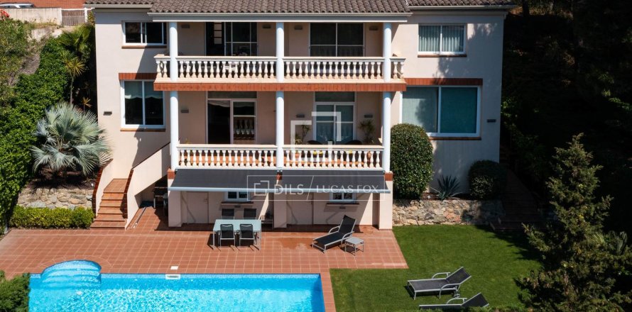 Villa in Cabrils, Barcelona, Spain 5 bedrooms, 501 sq.m. No. 150388