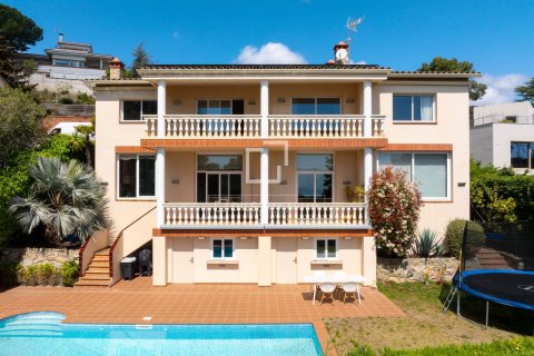 Villa for sale in Cabrils, Barcelona, Spain 5 bedrooms, 501 sq.m. No. 150388 - photo 2