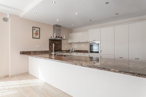 House for sale in Lloret de Mar, Girona, Spain 6 bedrooms,  No. 141014 - photo 9