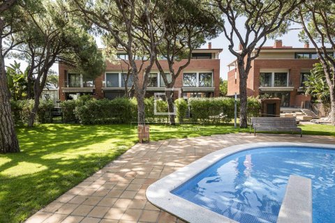 Villa en alquiler en Gavà, Barcelona, España 4 dormitorios, 280 m2 No. 168924 - foto 2
