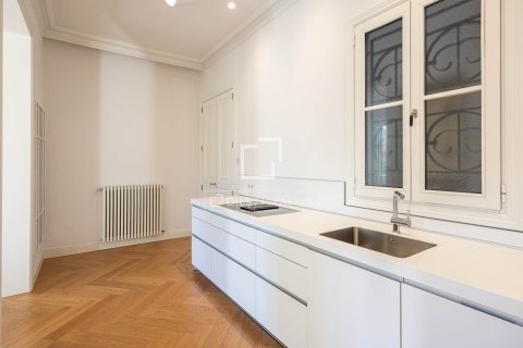 Apartment for rent in Barcelona, Spain 3 bedrooms, 170 sq.m. No. 168925 - photo 16