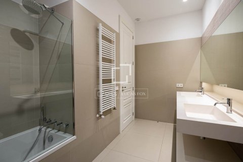 Apartment for rent in Barcelona, Spain 3 bedrooms, 170 sq.m. No. 168925 - photo 22