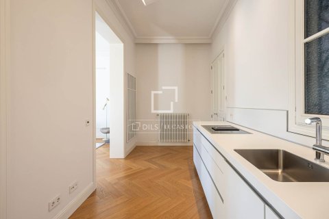 Apartment for rent in Barcelona, Spain 3 bedrooms, 170 sq.m. No. 168925 - photo 14