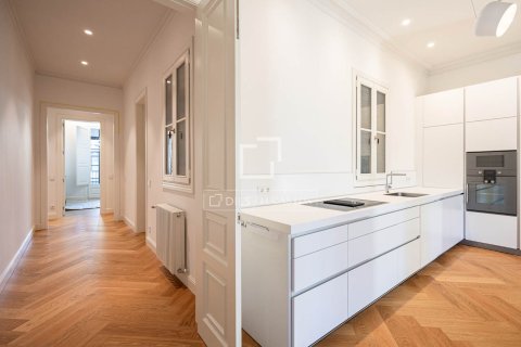 Apartment for rent in Barcelona, Spain 3 bedrooms, 170 sq.m. No. 168925 - photo 12