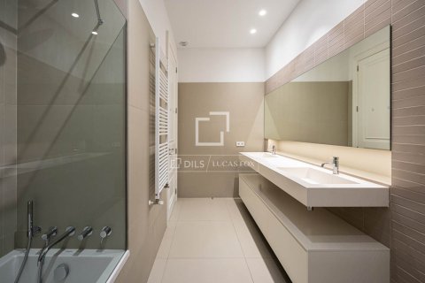 Apartment for rent in Barcelona, Spain 3 bedrooms, 170 sq.m. No. 168925 - photo 21