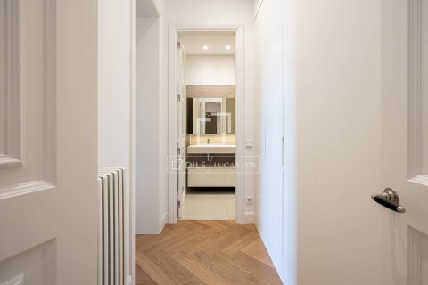 Apartment for rent in Barcelona, Spain 3 bedrooms, 170 sq.m. No. 168925 - photo 18