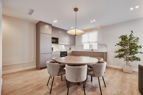 Apartament w Madrid, Hiszpania 4 sypialnie, 115 mkw. nr 179921 – zdjęcie 8