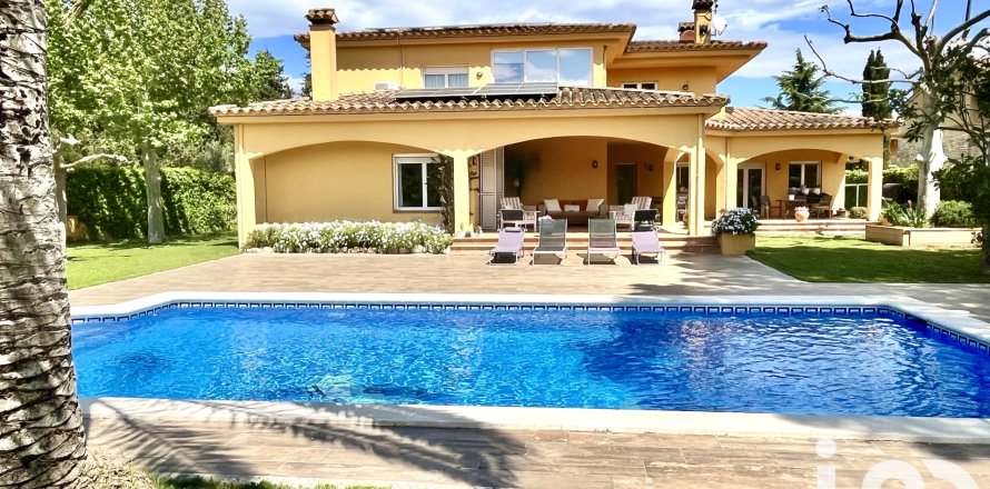 Casa a Avinyonet de Puigventos, Girona, Spagna 5 camere da letto, 327 mq. N° 173360