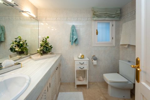 Kaupunkipientalo vuokrattavana Illetes (Ses), Mallorca, Espanja, 3 makuuhuonetta, 180 m2 No. 33179 - kuva 13