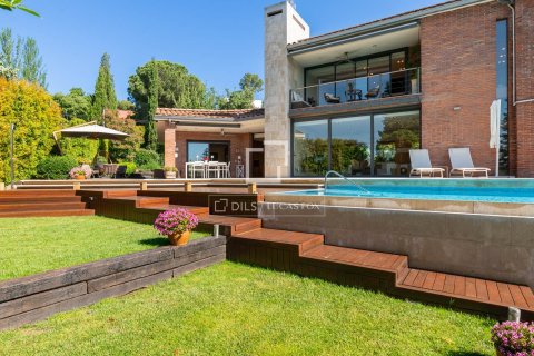 Villa for sale in Bellaterra, Barcelona, Spain 5 bedrooms, 429 sq.m. No. 150754 - photo 1