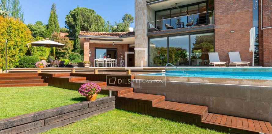 Villa in Bellaterra, Barcelona, Spain 5 bedrooms, 429 sq.m. No. 150754