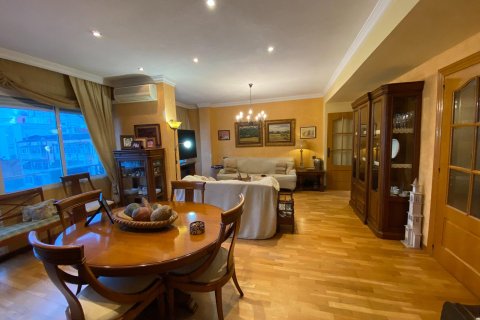 Apartment for sale in Alicante, Spain 4 bedrooms, 196 sq.m. No. 165529 - photo 29