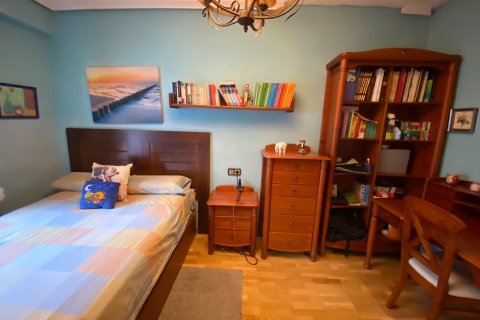 Apartment for sale in Alicante, Spain 4 bedrooms, 196 sq.m. No. 165529 - photo 6