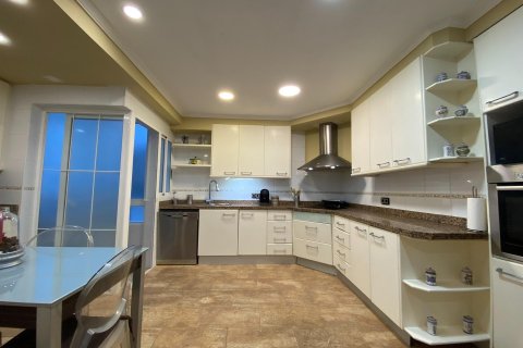 Apartment for sale in Alicante, Spain 4 bedrooms, 196 sq.m. No. 165529 - photo 25