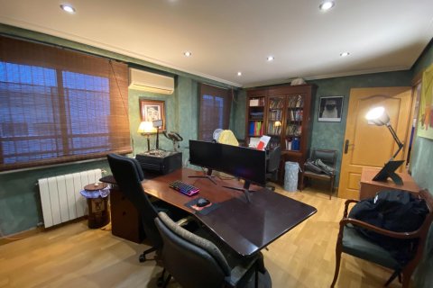 Apartment for sale in Alicante, Spain 4 bedrooms, 196 sq.m. No. 165529 - photo 13