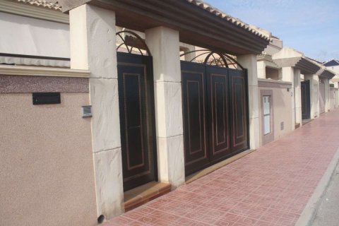 House for sale in Torrevieja, Alicante, Spain 2 bedrooms, 225 sq.m. No. 175291 - photo 3