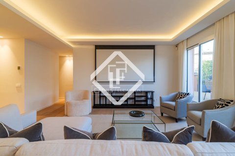 Lägenhet till salu i Barcelona, Spanien 3 sovrum, 133 kvm. Nr. 161440 - foto 2