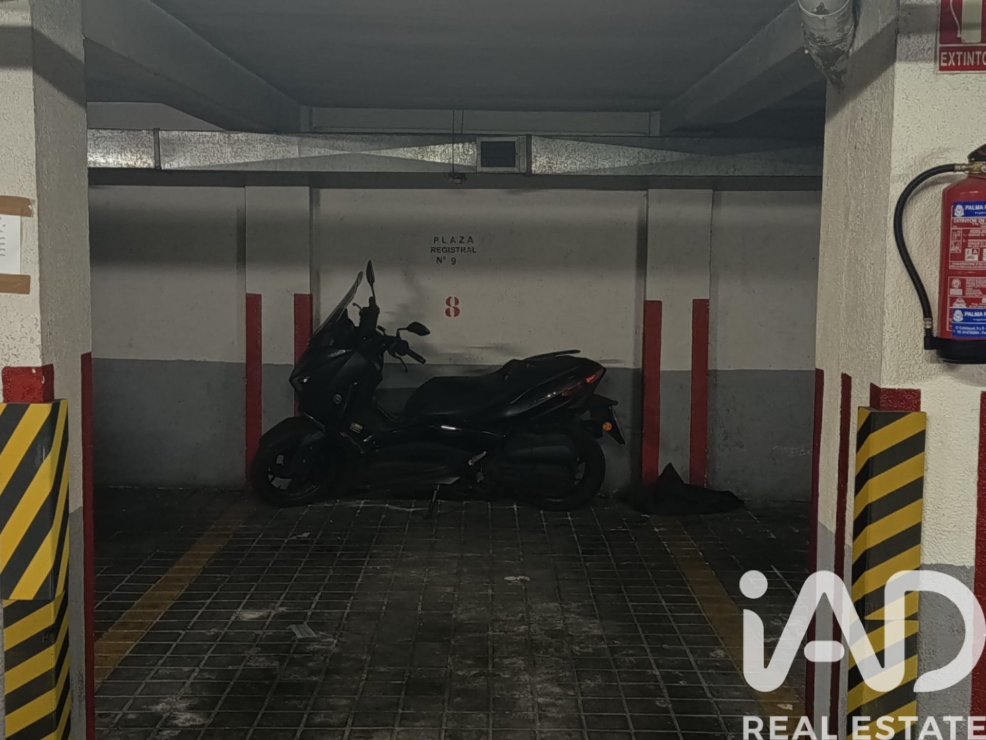 Garage in Madrid, Spain No. 184666