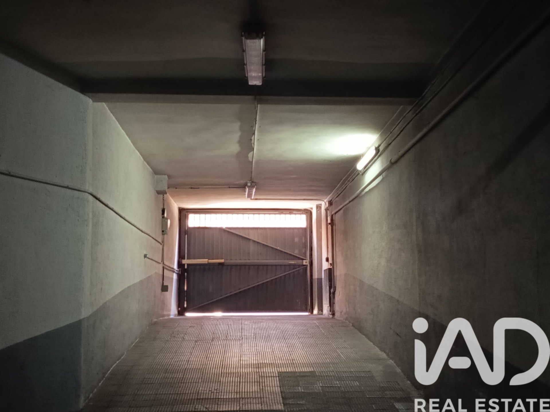 Garage in Madrid, Spain No. 184666